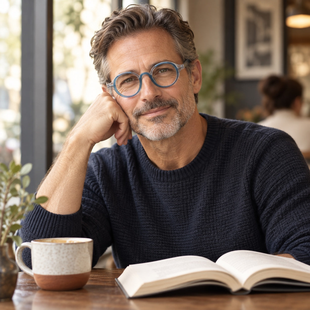 EYEURL reading glasses in an everyday setting